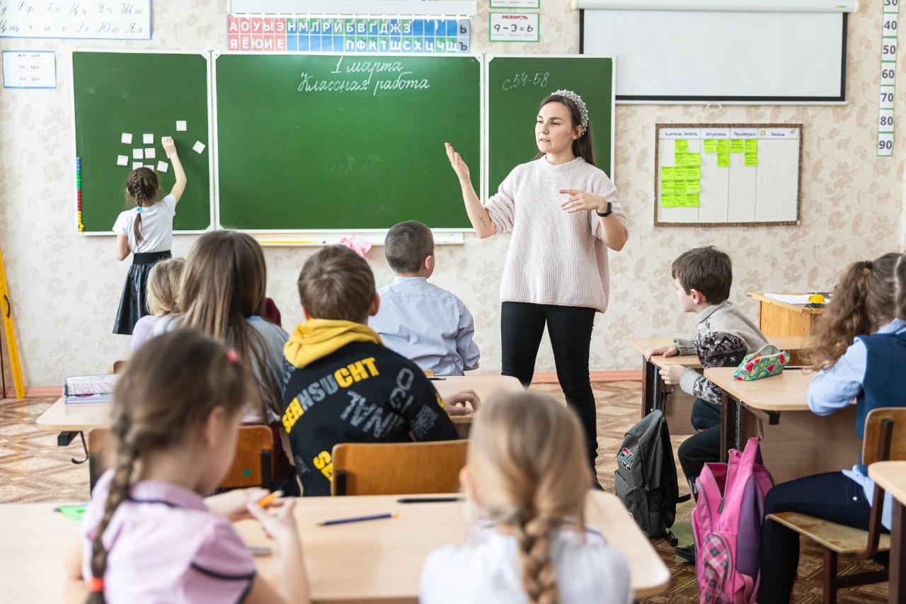 Фото Классная работа: бывший банкир из Евсино стала «Учителем года» – девушка работает в школе с сентября 2